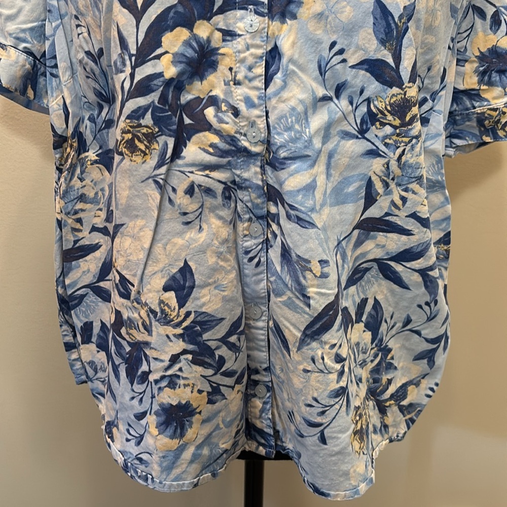 Erika Women’s Short Sleeve Button Down Flowered Shirt Size L with Sleeve Detail - Picture 3 of 11